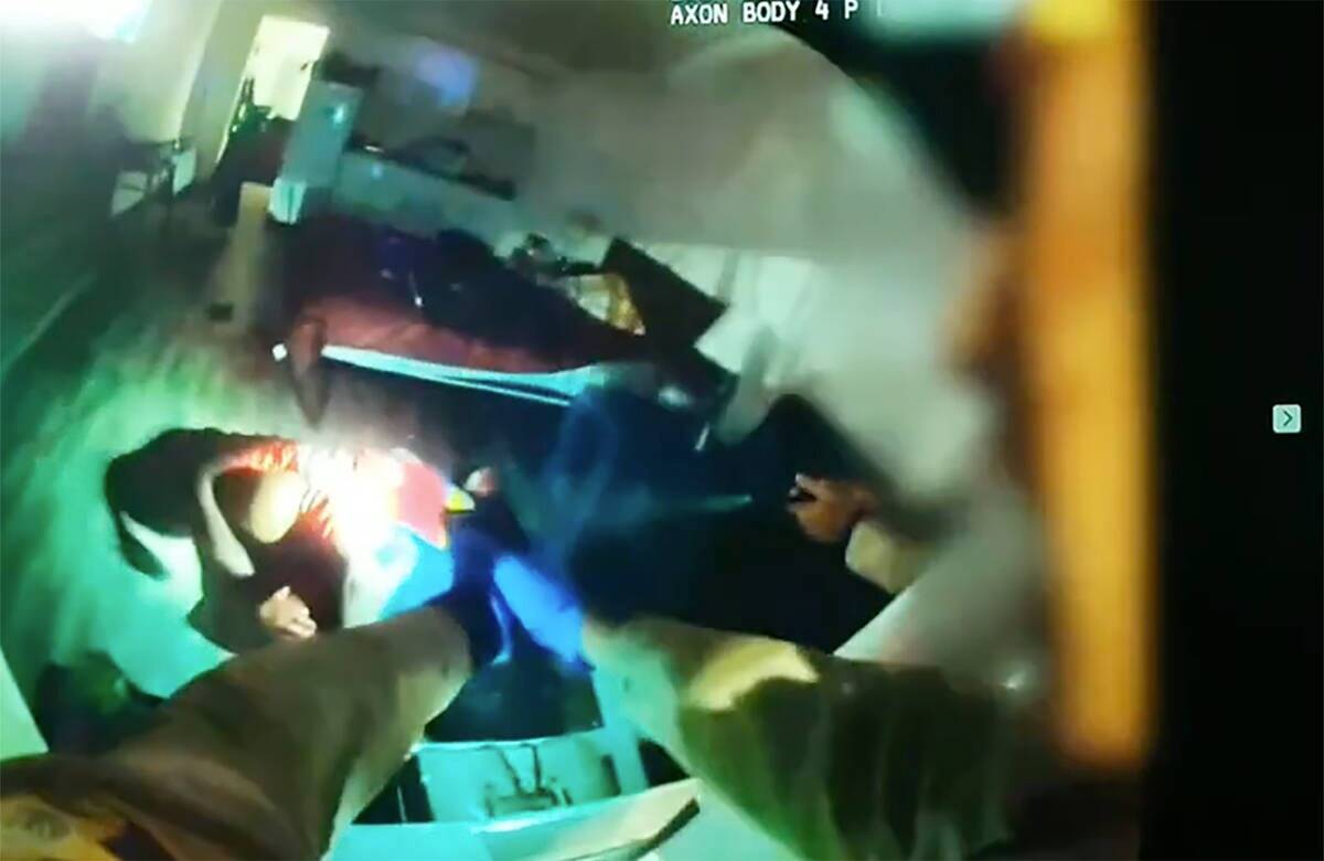 Video de una cámara de un agente muestra a Maurice Smith atacando a una mujer antes de ser aba ...