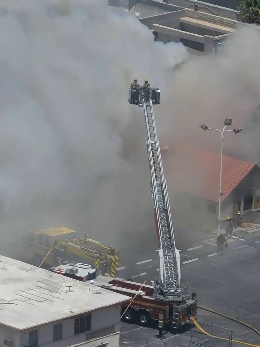 Una unidad aérea del Departamento de Bomberos de Las Vegas trabaja en un incendio en el cerrad ...