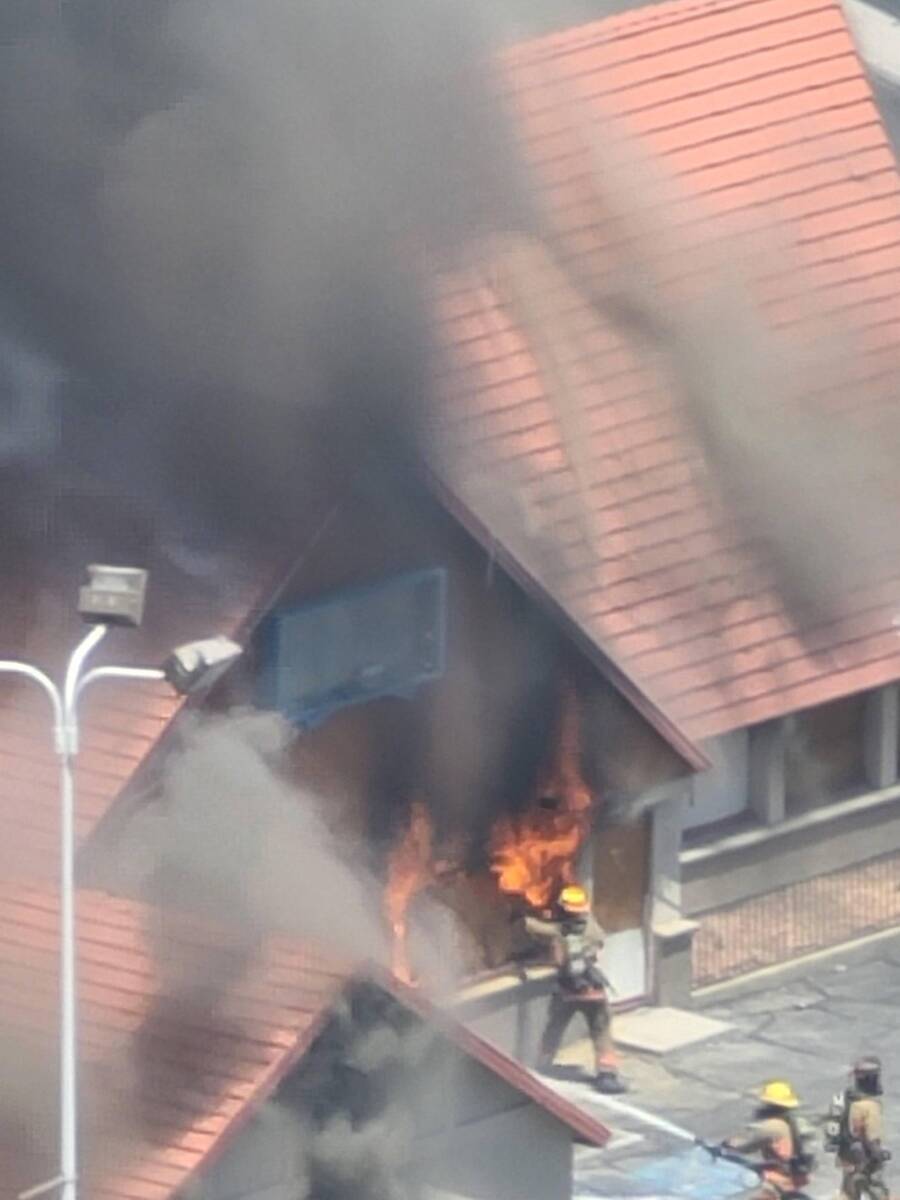 Los bomberos de Las Vegas luchan contra un incendio en el cerrado M&M Soul Food Cafe en el Stri ...