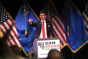 El candidato republicano al Senado Federal Sam Brown saluda a la multitud durante su discurso d ...