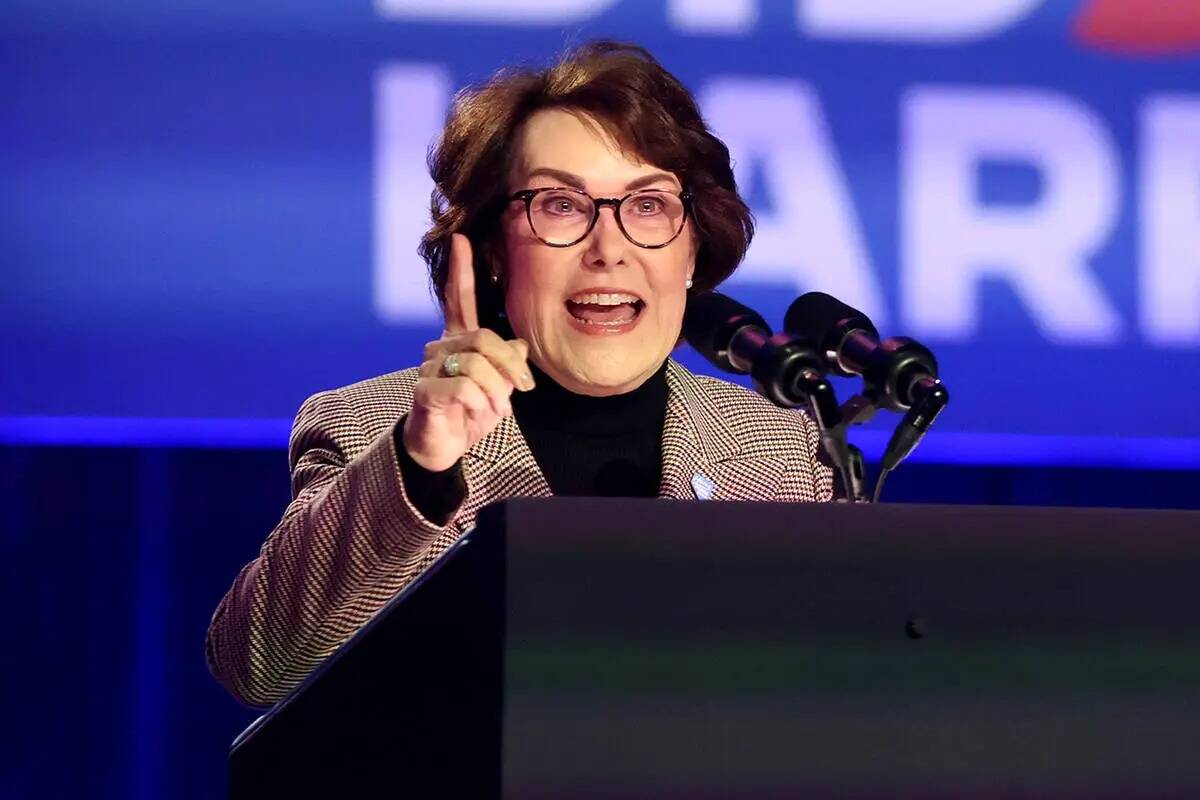 La senadora demócrata por Nevada Jacky Rosen habla durante un acto de campaña del presidente ...