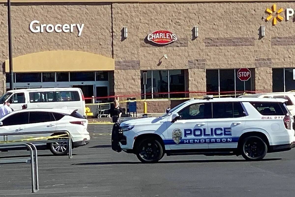 Un hombre fue baleado y murió dentro de un vehículo en el estacionamiento de Walmart en Eastg ...