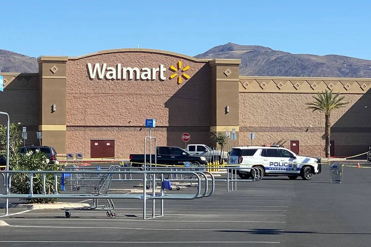 El Departamento de Policía de Henderson bloquea la entrada a un Walmart en el bloque 500 de Ma ...
