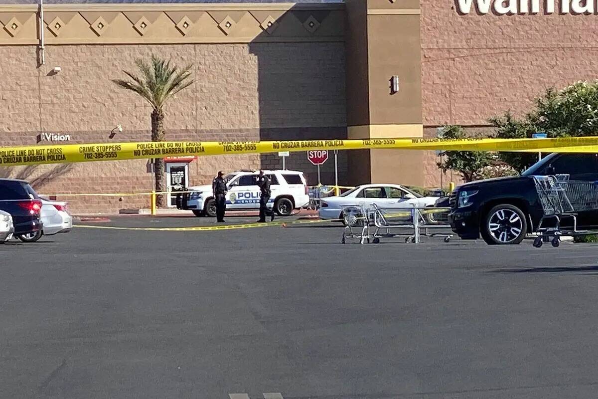 Una ventana rota en un vehículo blanco es visible cerca de un Walmart en el bloque 500 de la c ...