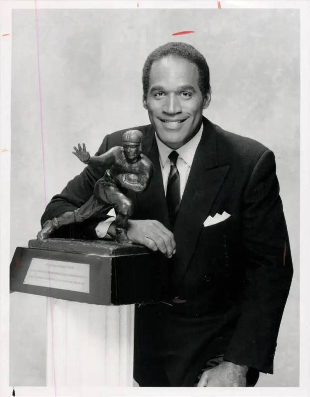 Archivo - OJ Simpson con su trofeo Heisman. 2 de diciembre de 1991. (Las Vegas Review-Journal)