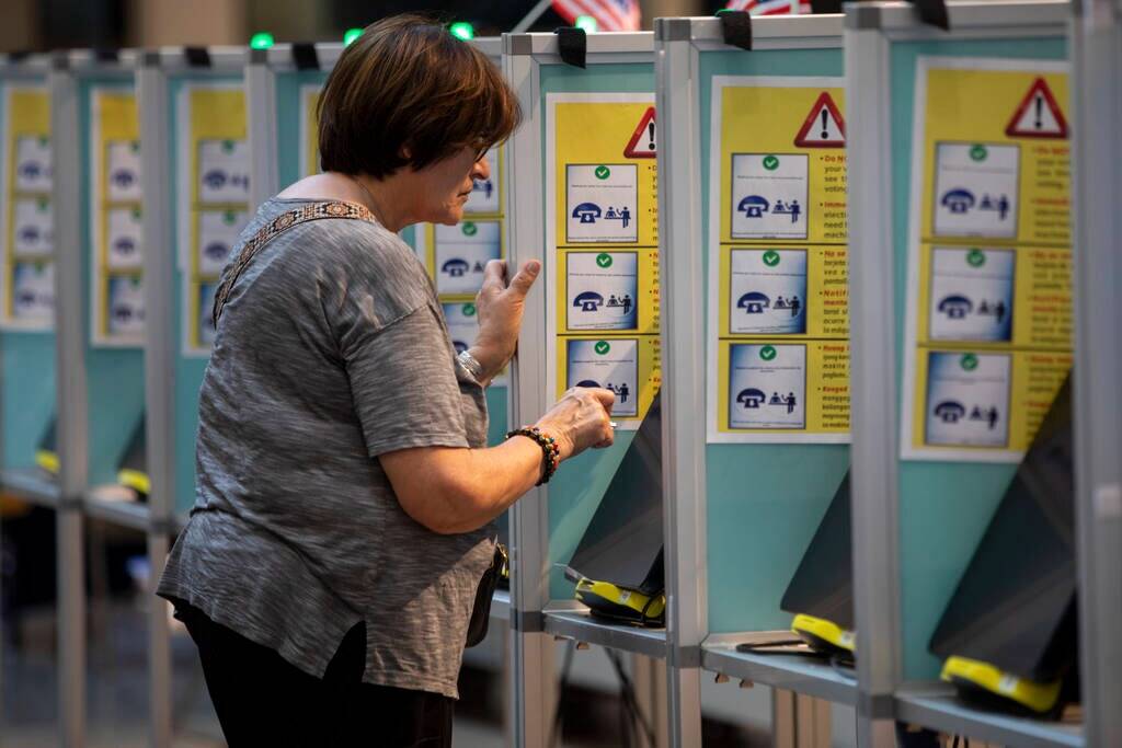 Un votante deposita su voto durante las elecciones primarias de Nevada, el martes 11 de junio d ...