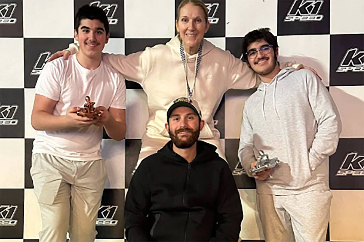 Celine Dion aparece en una foto con sus hijos, René-Charles, Nelson y Eddy Angélil en una pla ...