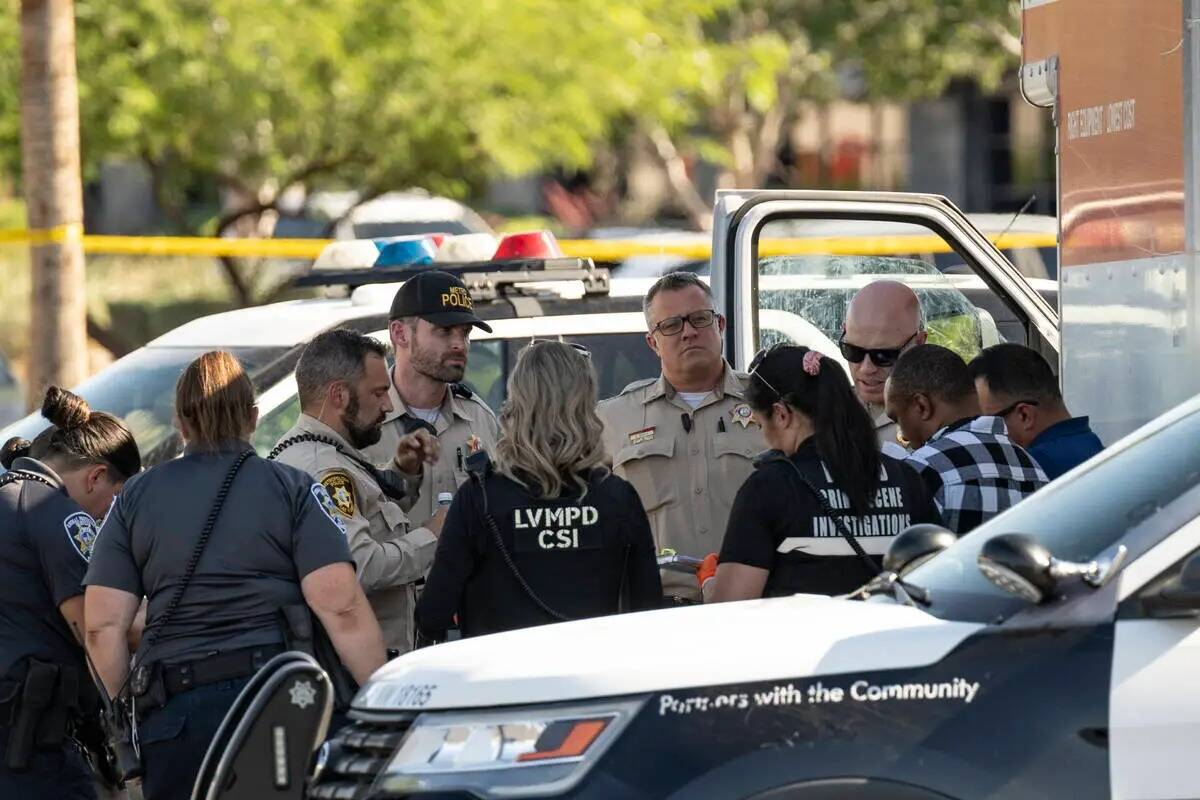 La policía de Las Vegas investiga la escena donde encontraron los cadáveres de varios animale ...
