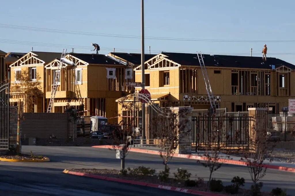 La construcción de nuevas viviendas en la Skye Canyon Master Planned Community en Las Vegas se ...