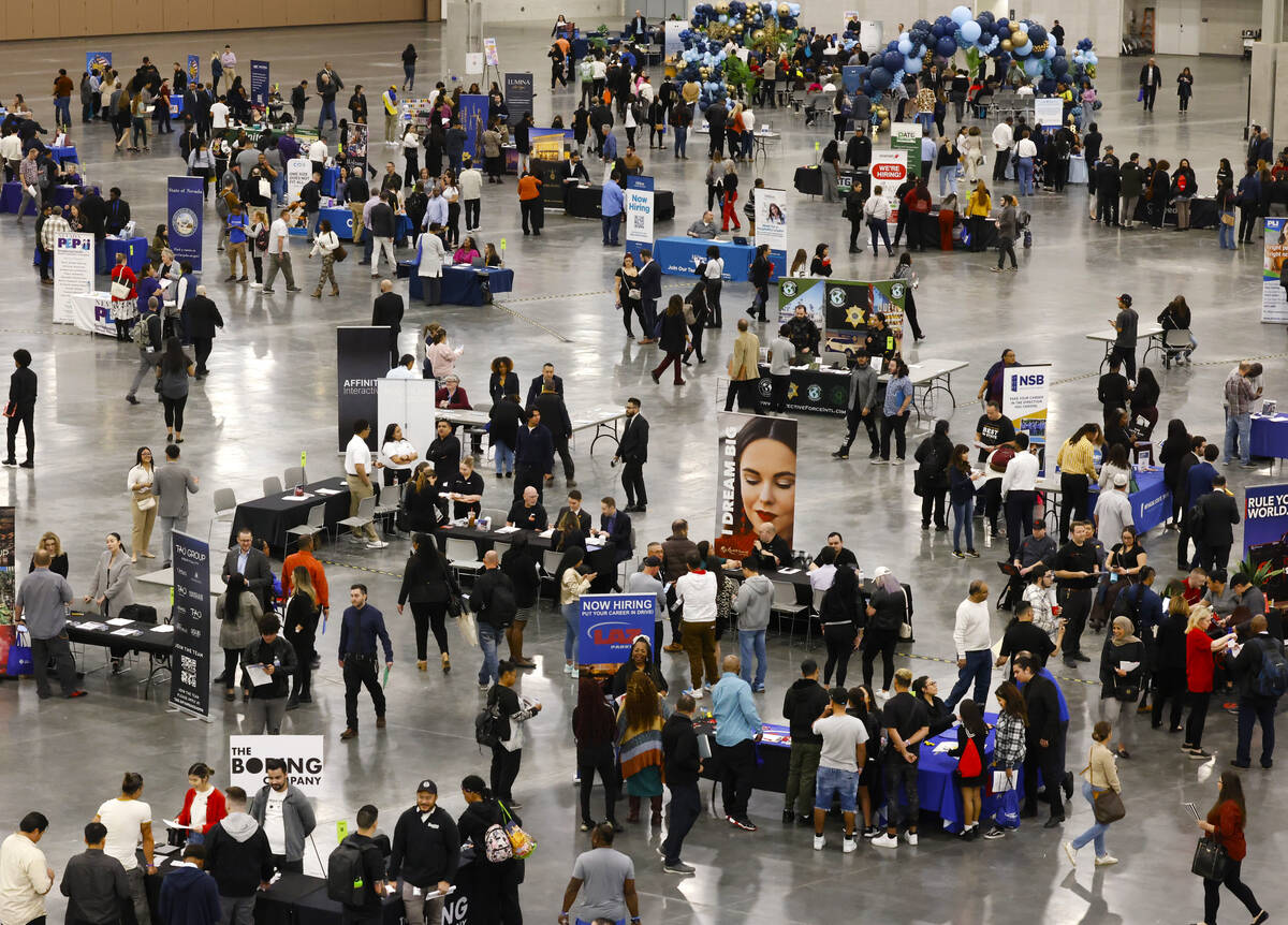 Los solicitantes de empleo visitan puestos durante la Feria Anual de Empleo de Primavera en el ...