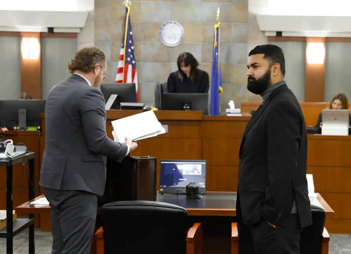 Athar Haseebullah, a la derecha, director ejecutivo de la ACLU de Nevada, el abogado Jacob Smit ...