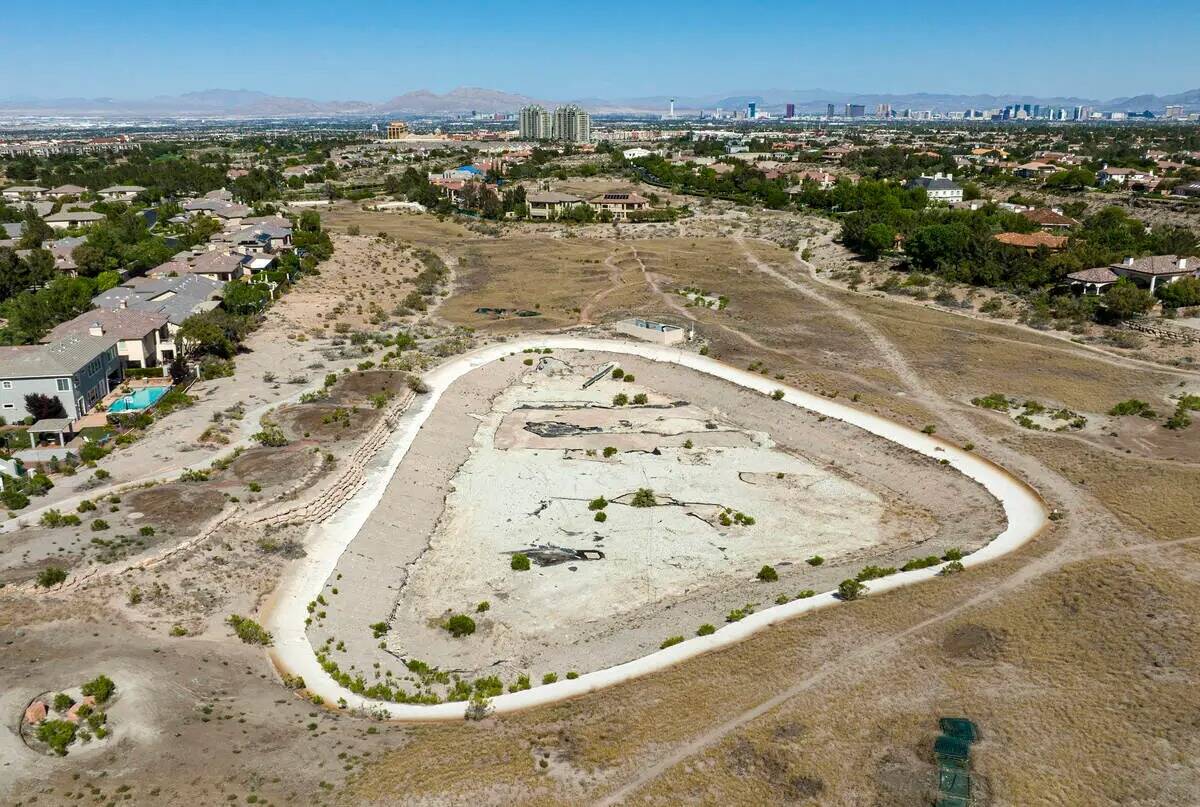 Vista aérea del clausurado campo de golf Badlands, el martes 21 de mayo de 2024, en Las Vegas. ...