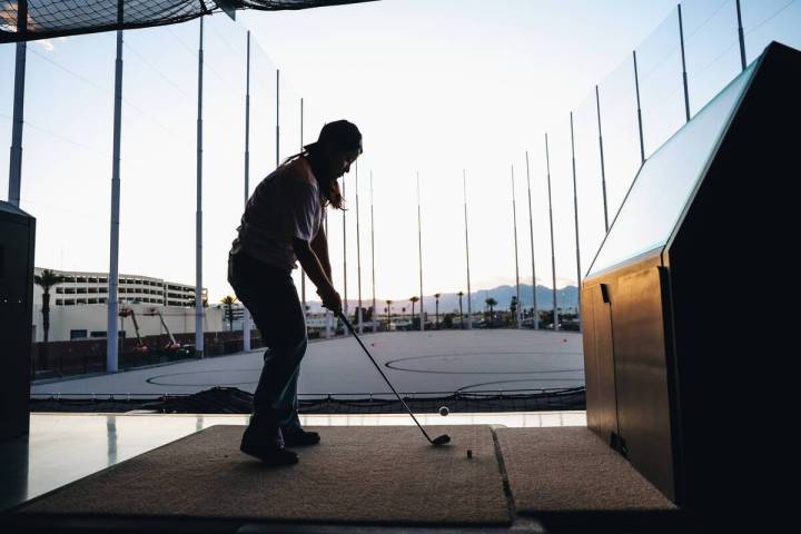 Golfistas prueban los hoyos de Atomic Golf, el miércoles 20 de marzo de 2024, en Las Vegas. (M ...