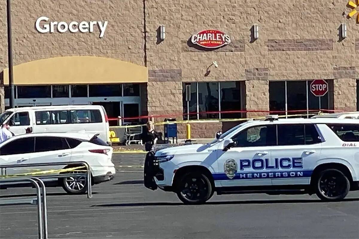 Agentes de policía de Henderson investigan un tiroteo fatal en el estacionamiento de Walmart e ...