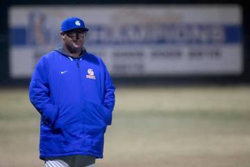 El entrenador principal de Bishop Gorman, Chris Sheff, observa desde la tercera base durante un ...