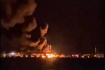 El humo se ve al aumento de varios barcos en llamas en eLas Vegas Boat Harbor Marina en Hemenwa ...