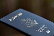 Portada de un pasaporte de Estados Unidos en Tigard (Oregón) el 11 de diciembre de 2021. El De ...