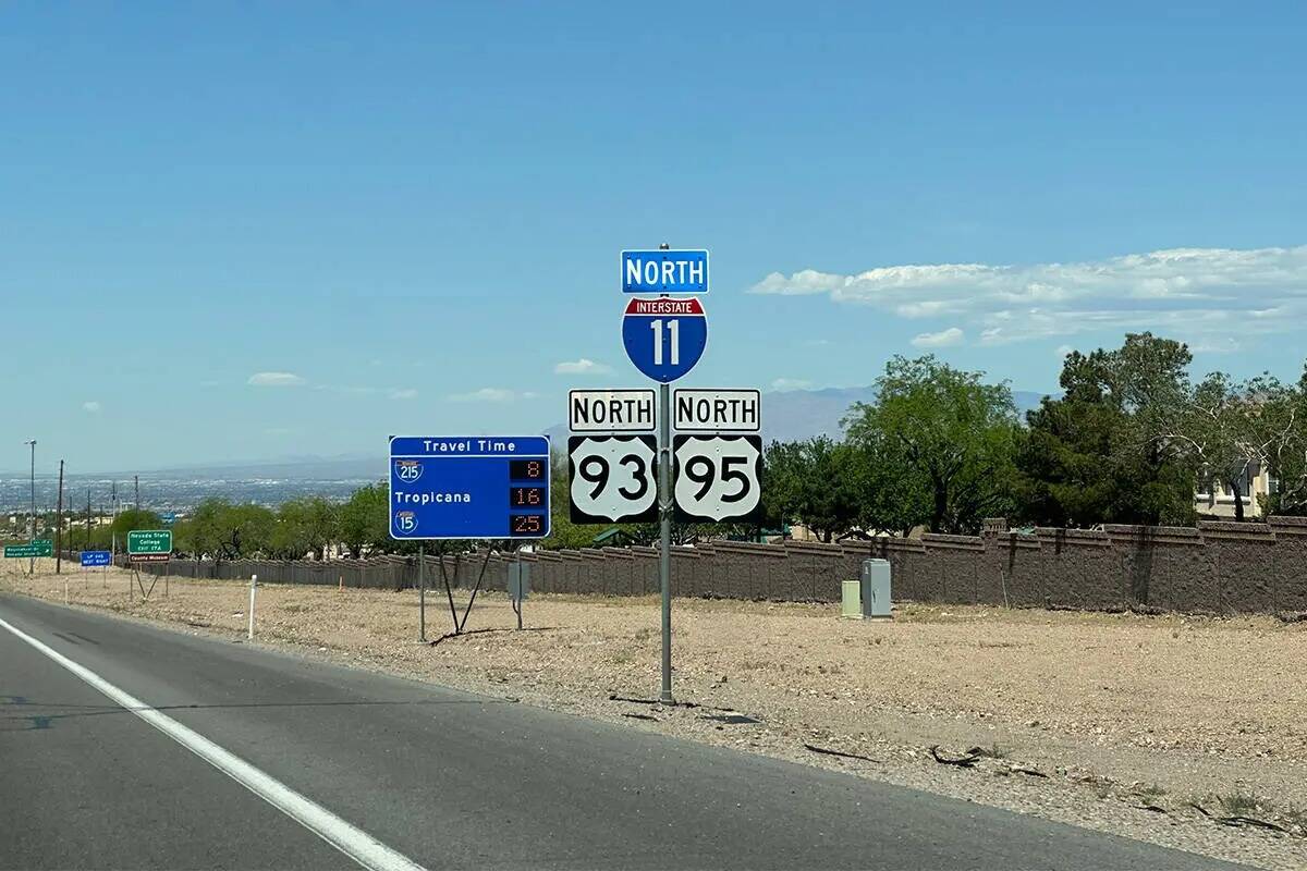 Una señal de la carretera interestatal 11 en Henderson el 21 de abril de 2024. (Mick Akers/Las ...