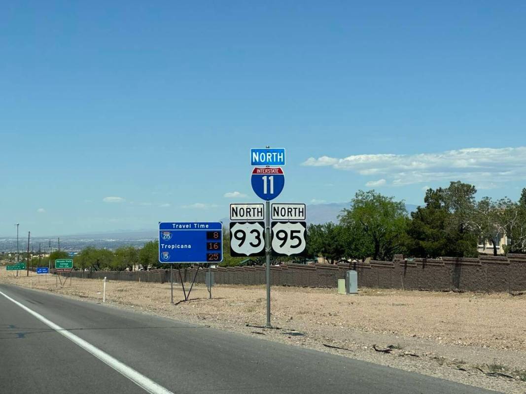 Una señal de la carretera interestatal 11 en Henderson el 21 de abril de 2024. (Mick Akers/Las ...