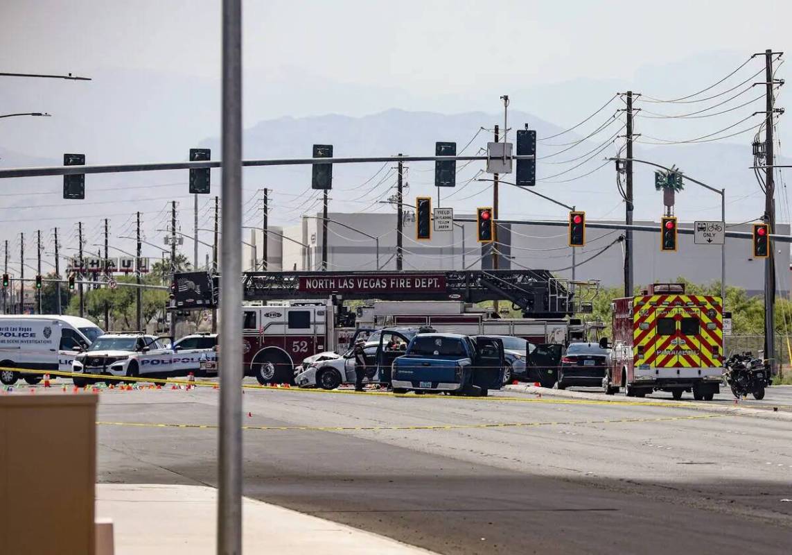 La policía en la escena donde el Departamento de Policía de North Las Vegas disparó y mató ...