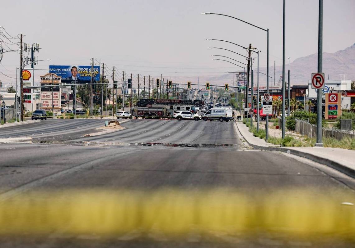 La policía en la escena donde el Departamento de Policía de North Las Vegas disparó y mató ...