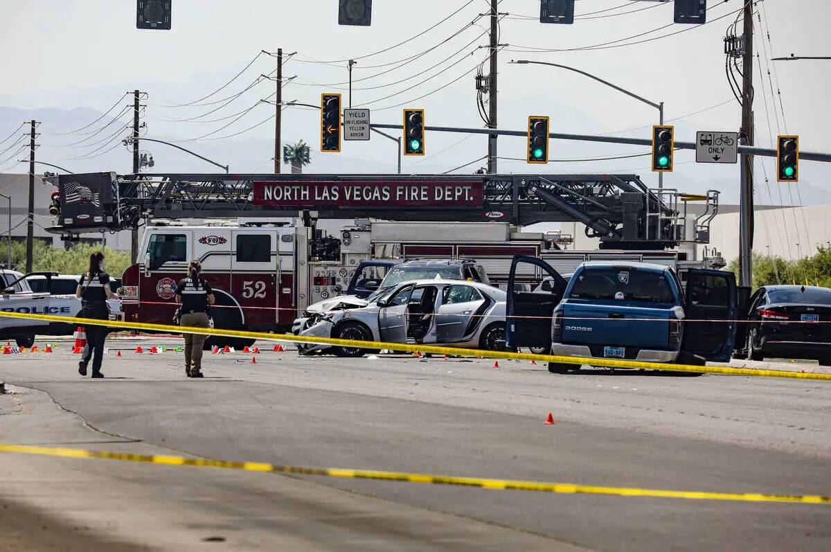 La policía en la escena donde el Departamento de Policía de North Las Vegas disparó y mató ...