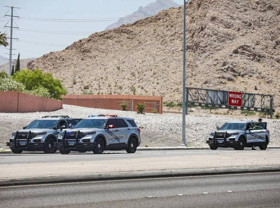 La policía en la escena donde una mujer murió en un accidente fatal de auto cerca del 215 Bel ...