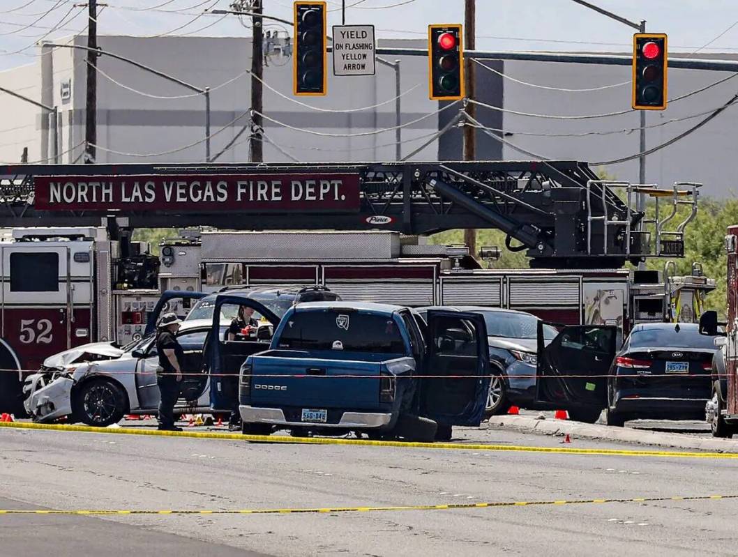 La policía en la escena donde el Departamento de Policía de North Las Vegas disparó y mató ...