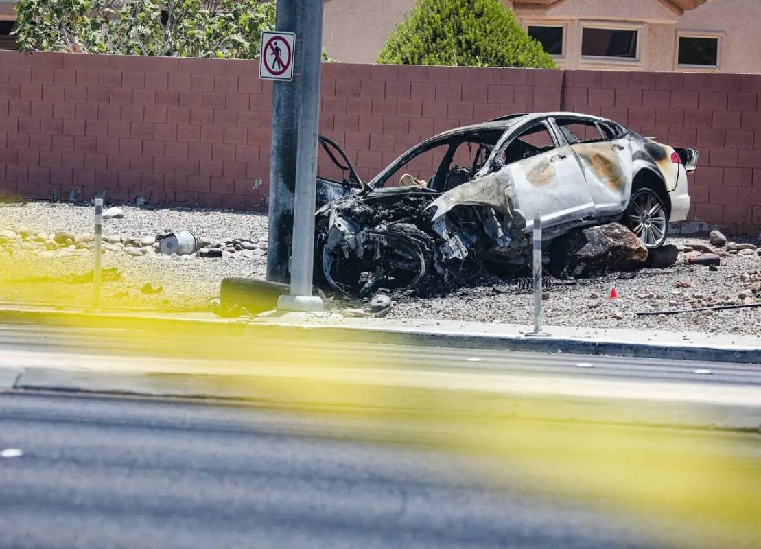 La policía en la escena donde una mujer murió en un accidente fatal de un solo auto cerca del ...