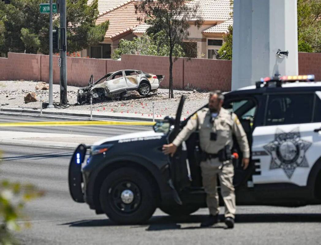 La policía en la escena donde una mujer murió en un accidente fatal de auto cerca del 215 Bel ...