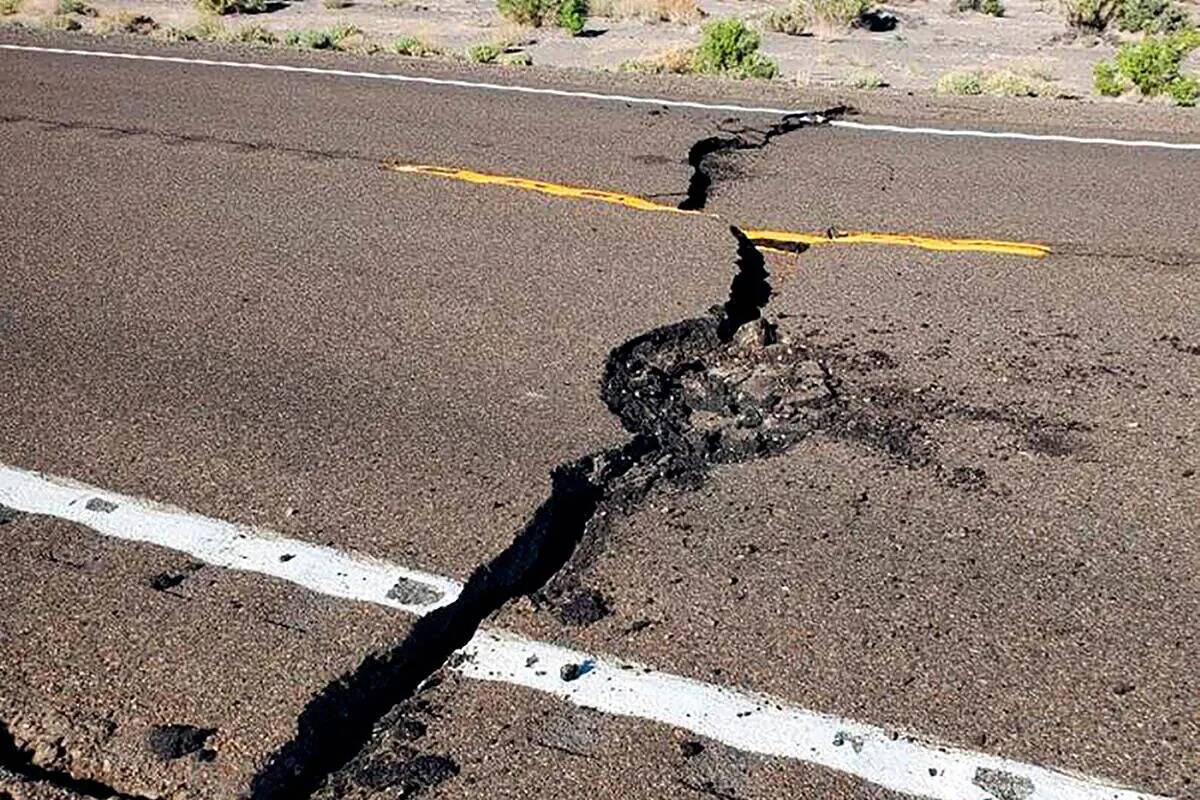 U.S. Highway 95 se ve después de un terremoto sacudió el 15 de mayo de 2020 en una zona remot ...