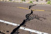 U.S. Highway 95 se ve después de un terremoto sacudió el 15 de mayo de 2020 en una zona remot ...