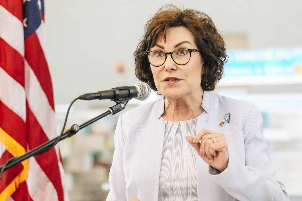 La senadora Jacky Rosen el viernes 16 de junio de 2023, en la Biblioteca East Vegas en Las Vega ...