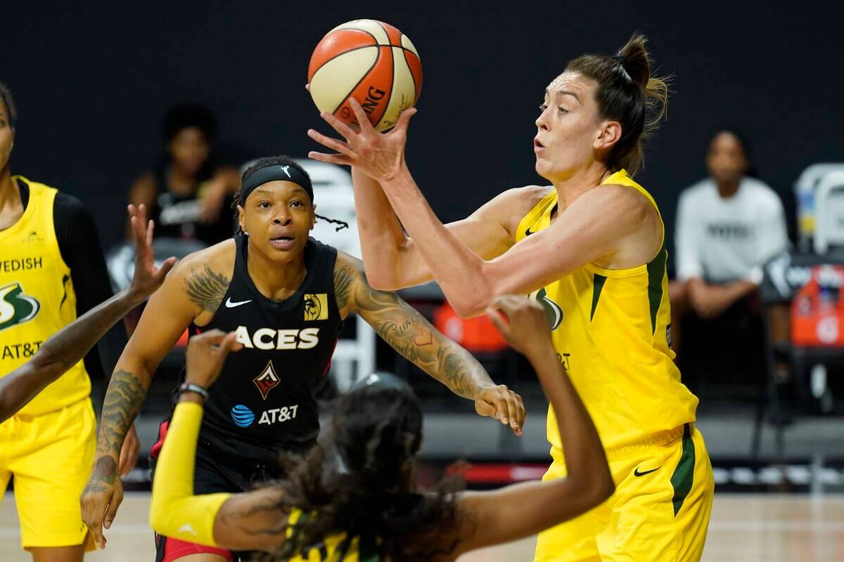 La alera de Seattle Storm Breanna Stewart (30) toma un rebote lejos de la alera de Las Vegas Ac ...