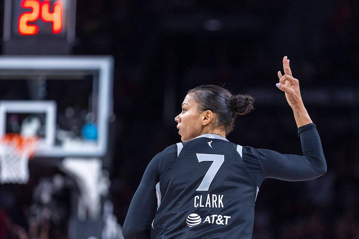 La alera de las Aces Alysha Clark (7) celebra una canasta de 3 contra las New York Liberty dura ...