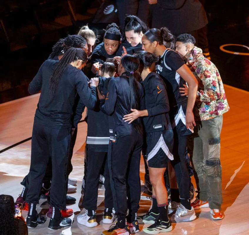 Las Aces se reúnen antes del comienzo de su partido de la WNBA contra las New York Liberty en ...