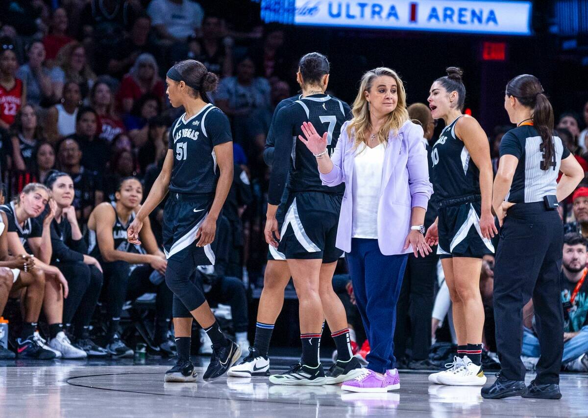 La entrenadora de las Aces Becky Hammon acaba con los funcionarios después de otro "no llamado ...