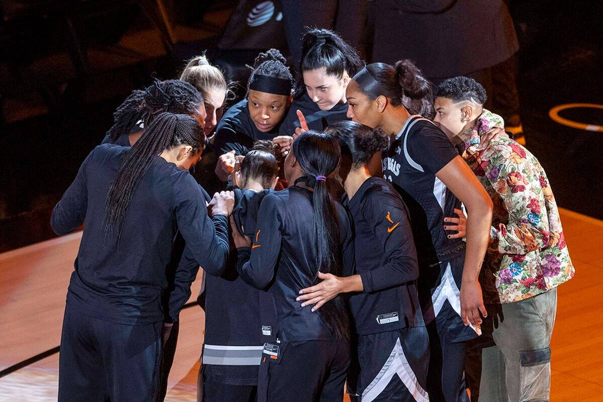 Las Aces se reúnen antes del comienzo de su partido de la WNBA contra las New York Liberty en ...