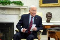 El presidente Joe Biden escucha mientras se reúne con el secretario general de la OTAN, Jens S ...