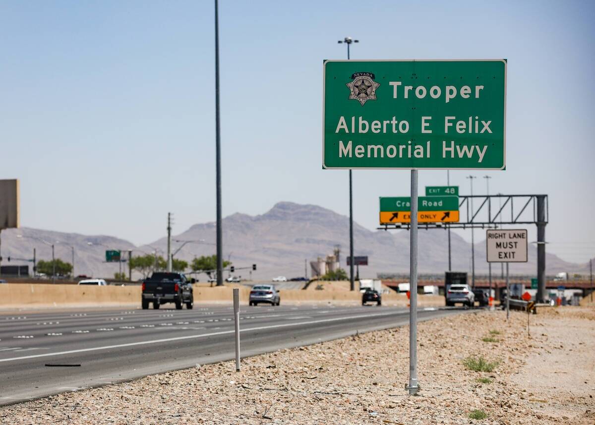 Una señal conmemorativa dedicada al agente de la Nevada Highway Patrol Alberto Felix, que fue ...