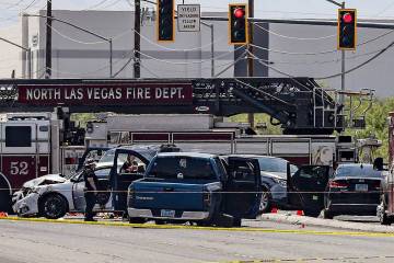 La policía en la escena donde el Departamento de Policía de North Las Vegas disparó y mató ...