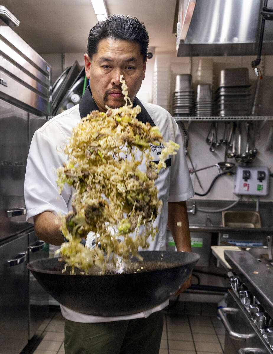 El chef Armando Tam prepara chow ramen mientras lanza Comidazo Kitchen en su restaurante La Pue ...