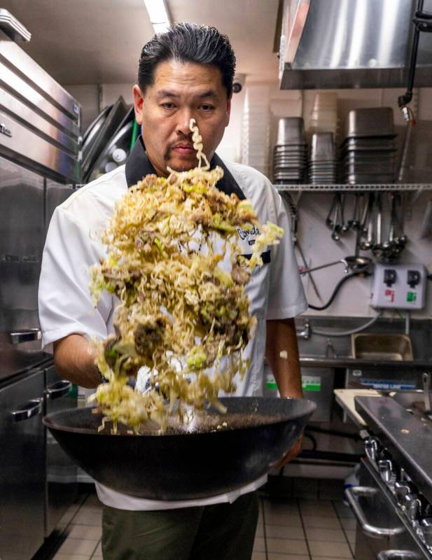 El chef Armando Tam prepara chow ramen mientras lanza Comidazo Kitchen en su restaurante La Pue ...