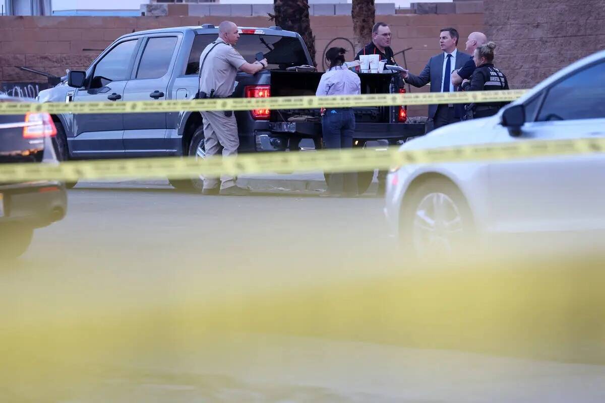 La Policía Metropolitana investiga un homicidio cerca de la intersección de East Charleston B ...