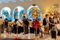 Los huéspedes esperan para registrarse en el Bellagio el viernes 15 de septiembre de 2023, en ...