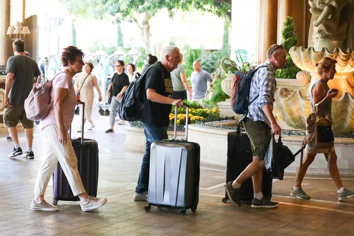 Los clientes entran en Bellagio el lunes 18 de septiembre de 2023, en Las Vegas. Las propiedade ...