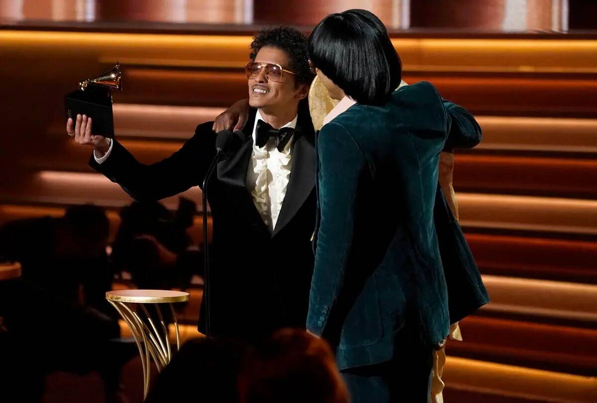 Bruno Mars, a la izquierda, y Anderson .Paak de Silk Sonic aceptan el premio a la canción del ...