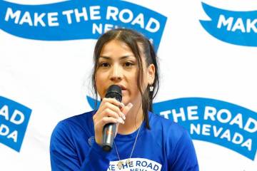 Reyna Valdivies, de Make the Road Nevada, habla durante una conferencia de prensa, el lunes 17 ...