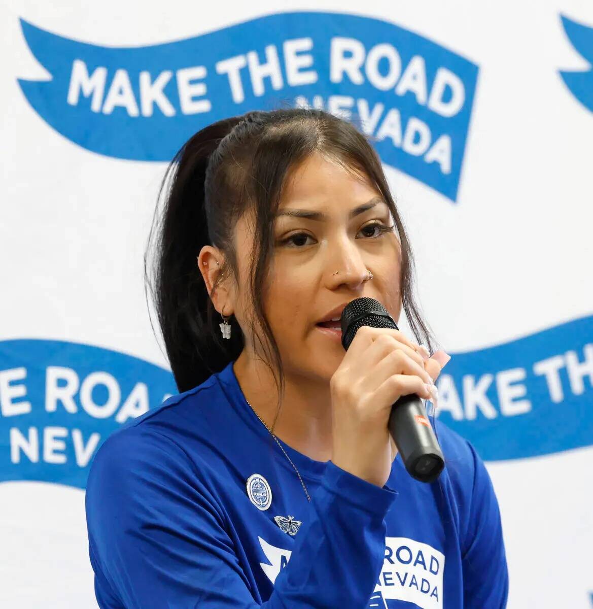 Reyna Valdivies, de Make the Road Nevada, habla durante una conferencia de prensa, el lunes 17 ...