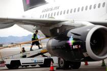 Un avión de Volaris Airlines se encuentra en la pista del Aeropuerto Internacional Harry Reid ...